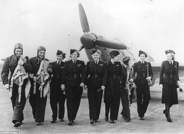 战场铿锵玫瑰 百岁二战女飞行员乘喷火战斗机