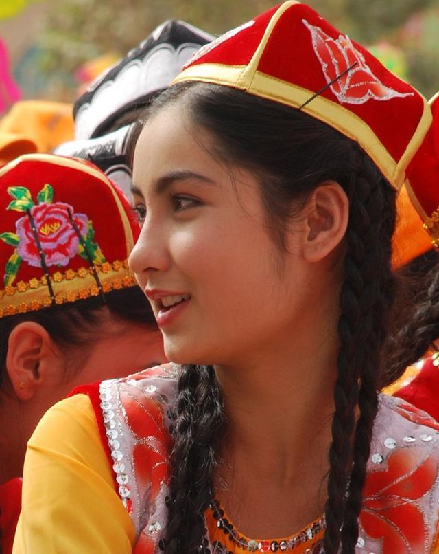 新疆民族女孩打扮