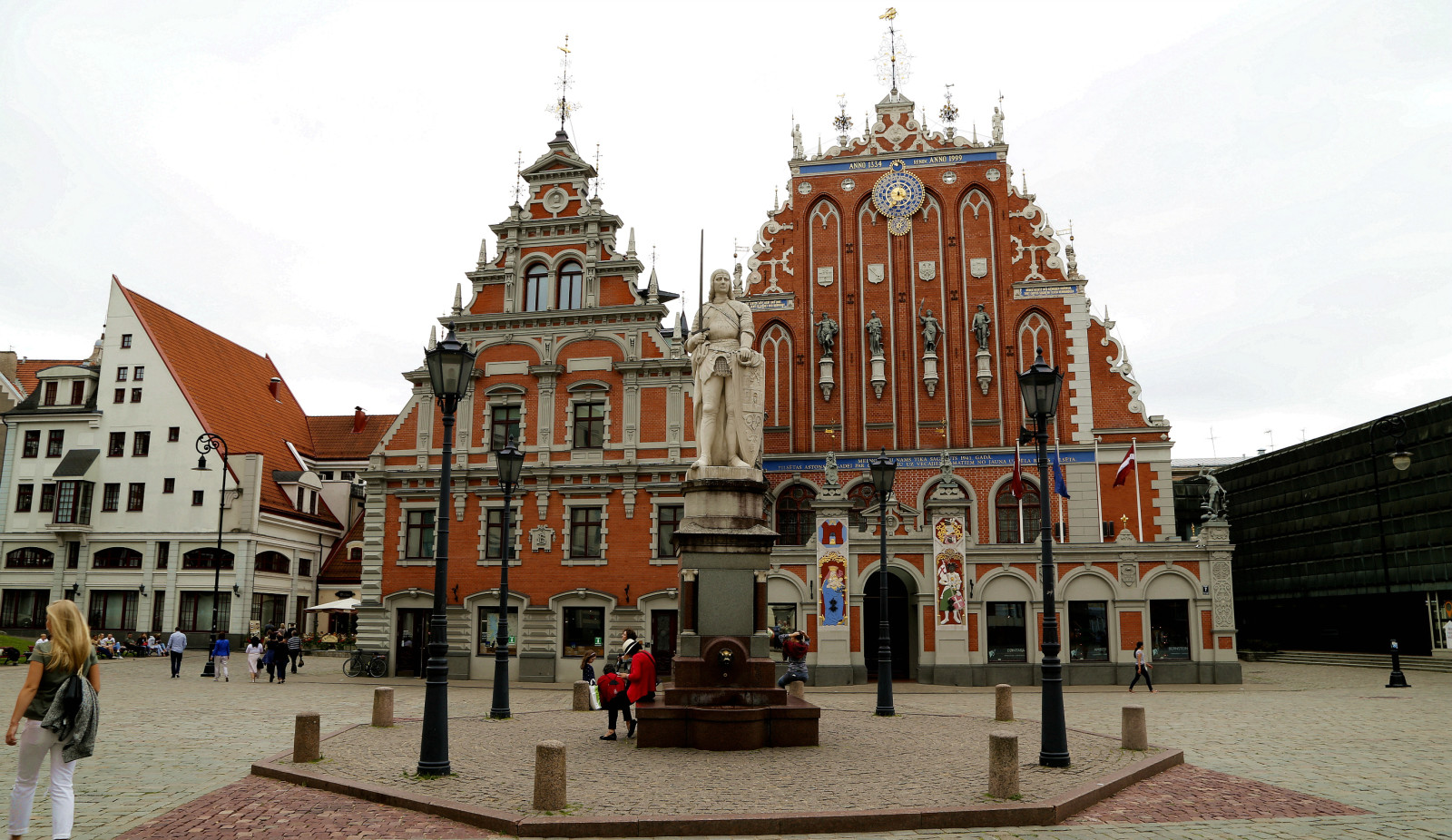 拉脱维亚首都里加老城广场内的"黑头宫"