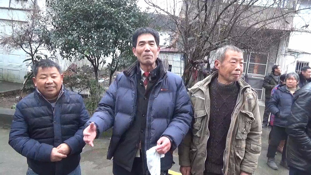 梅泾蒋巷一民宅起火,邻居合力救出两小孩