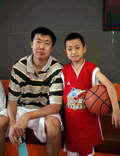 李楠儿子14岁身高2米04,单挑战胜爸爸,已经确