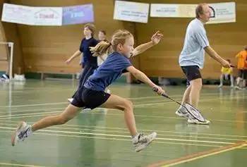 儿童参加羽毛球运动可促进长高!