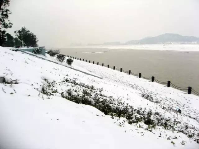 江天暮雪—橘子洲昭山位于湘潭市东北20公里的湘江东岸.