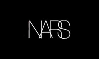 所以nars从最经典的黑色,加上个性的logo表现的极简精神,逐渐具有设计