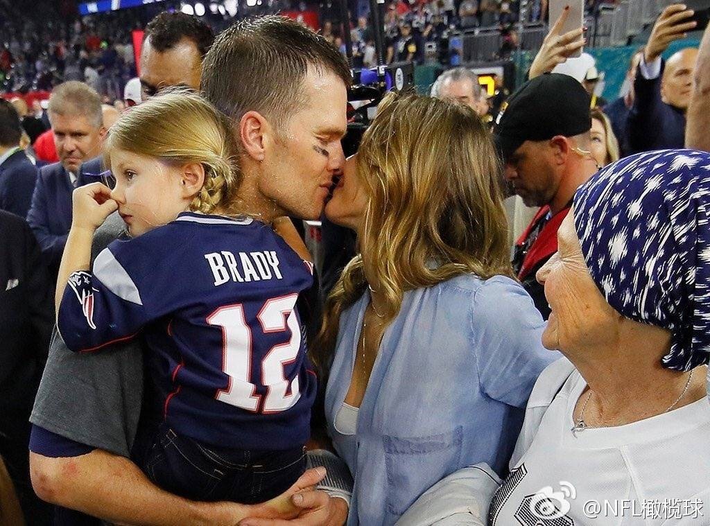 ▼ 比赛结束后,汤姆·布雷迪抱着女儿与妻子吉赛尔·邦辰温情一吻