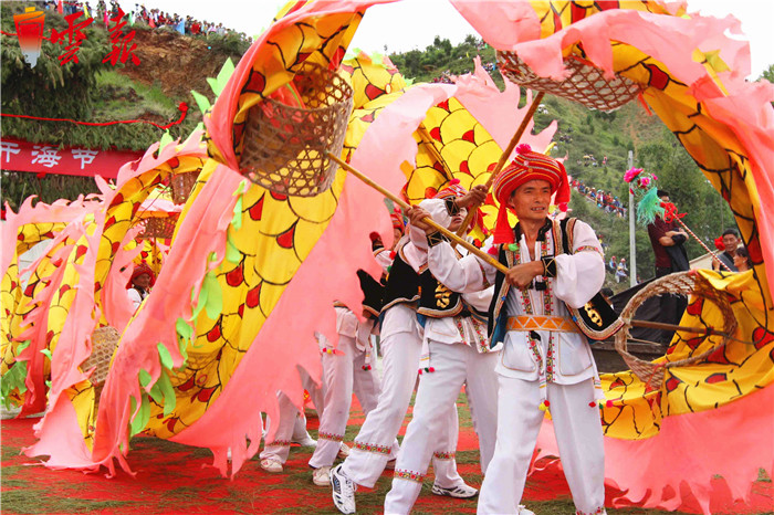 大理白族对元宵节格外重视,正月十五当天往往要耍龙,舞狮庆祝.