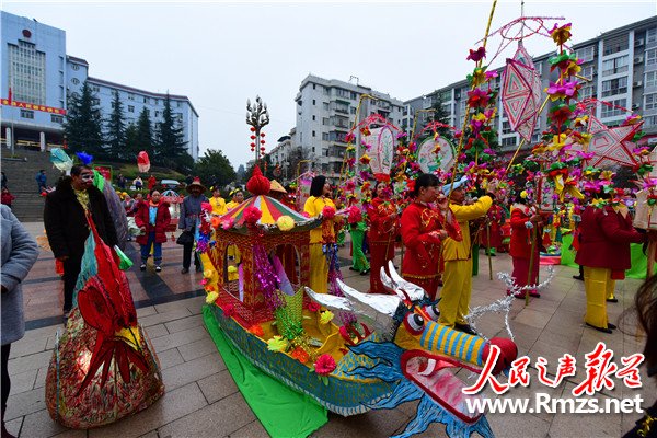 贵州岑巩:思州花灯闹元宵 普天同乐庆佳节