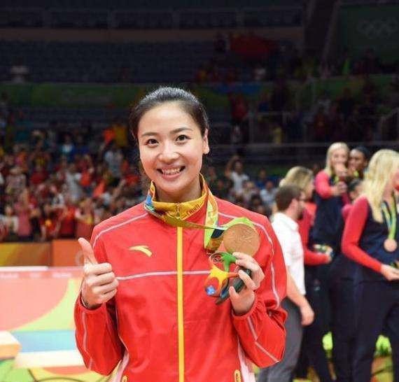 魏秋月作为中国女排的老队长,她在颜值上面也完全不输给年轻球员.