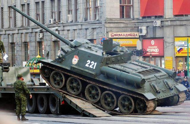 苏-100自行火炮(坦克歼击车)参加红场阅兵后的翻车