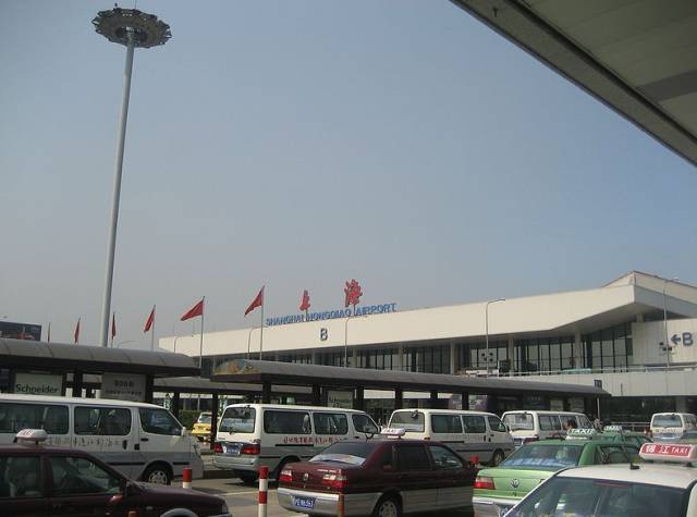 解放后,重建虹桥机场, 此后一直作为军用机场, 直到1963年,被国务院