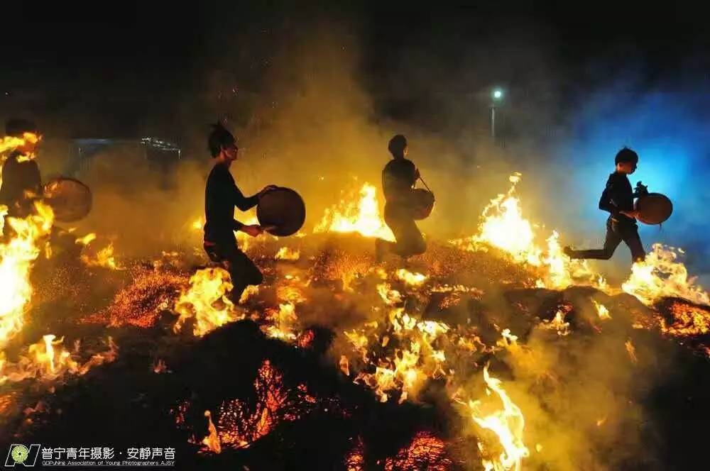 这些人竟不怕被火烧!普宁市西林正月游神跳火