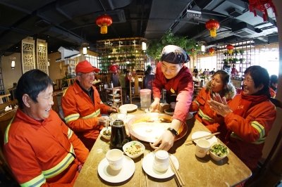 这家火锅店元宵节活动很暖心 请50位环卫工人免费吃大餐(组图)