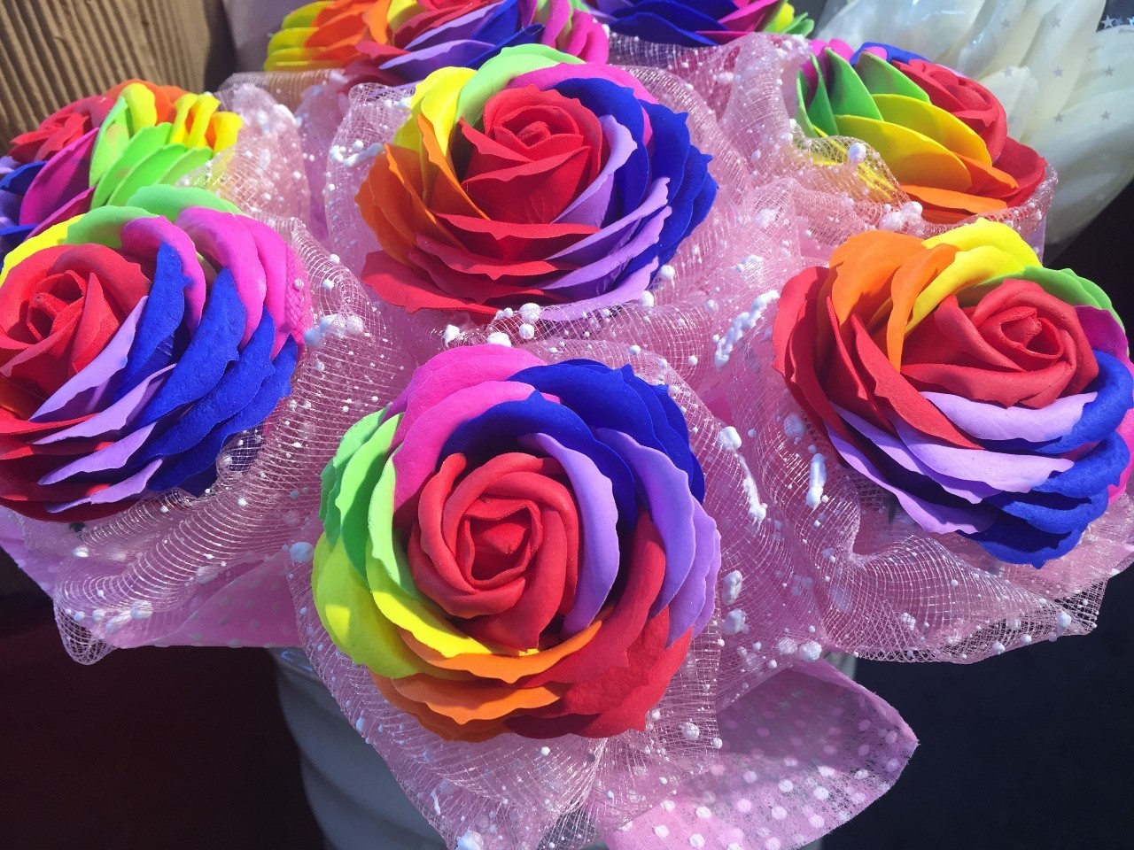 这种染成不颜色的玫瑰 在市场里属于稀有品种 叫"七彩玫瑰" 产地荷兰