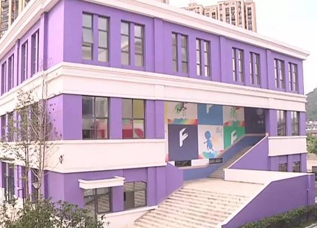 学校位于拱墅区桃源新区,校园以紫色为主色调,教学楼,课桌椅都是紫色