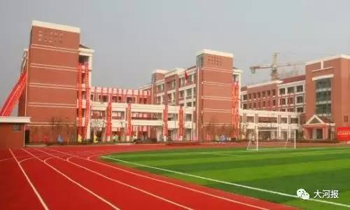 中原区锦江小学位于郑州市百花路与神池路交叉口西北角,教学班24个班
