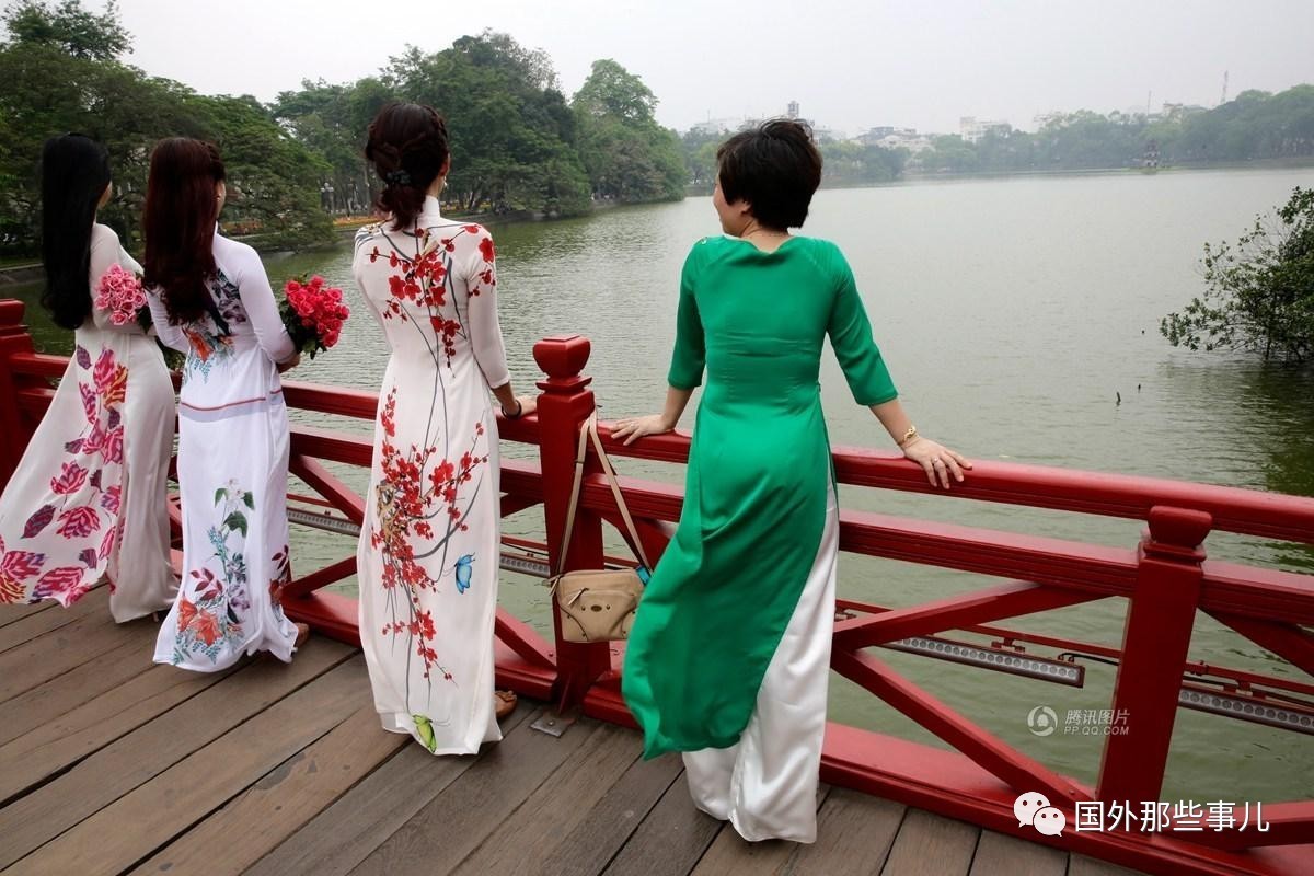 在越南首都河内,几位女性在河边游玩,不管年纪大小,越南姑娘都喜欢穿