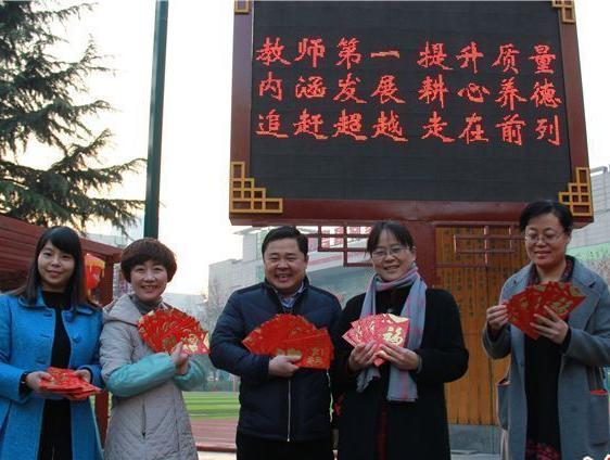 2月12日是西安市未央区大明宫小学学生返校报名的日子,早上8时,三