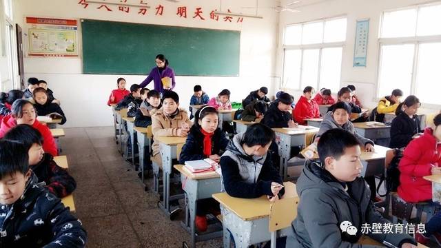 开学第一天,赤壁中学教师 在教室分发课本