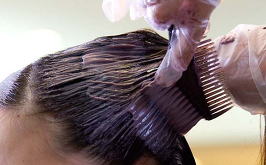 这是因为染发过程中会导致头发脱水,蛋白质变性,减少,从而导致头发