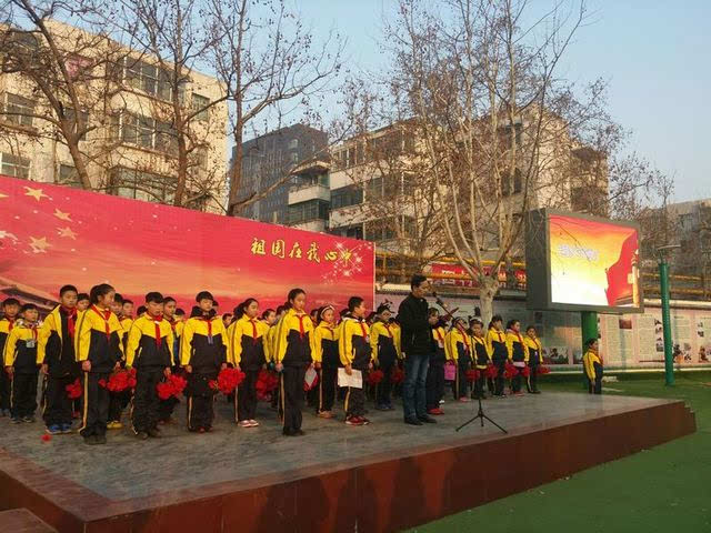 【开学第一天】枣庄市市中区光明路小学举行"光明学子 放飞梦想"升旗