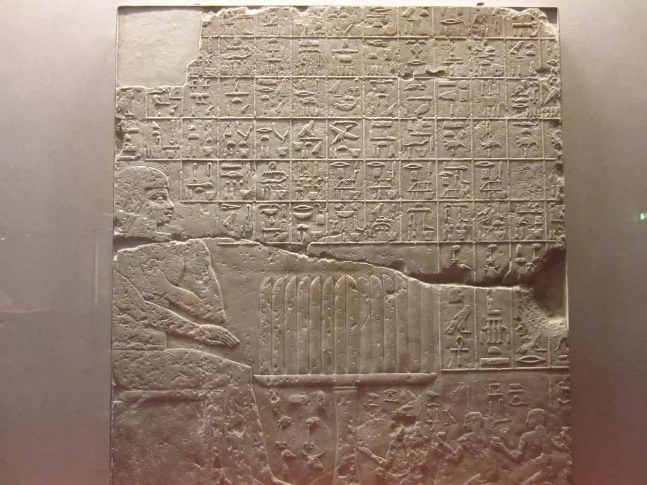 书写工具,以及埃及文字的解读方式,不论是我们常见的圣书体石碑文字