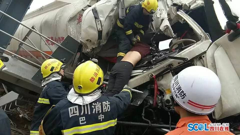 巴中枣林隧道附近突发惨烈车祸,两人当场死亡.