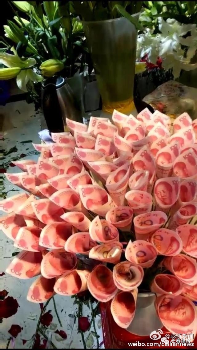 其它 正文  情人节 长春男子用百元大钞做玫瑰花束让女友"随意花 送一