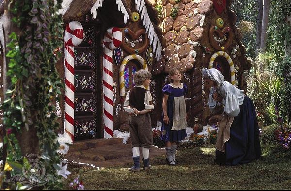 真人剧《糖果屋》中,两个小孩在诱人的糖果屋前遇见女巫