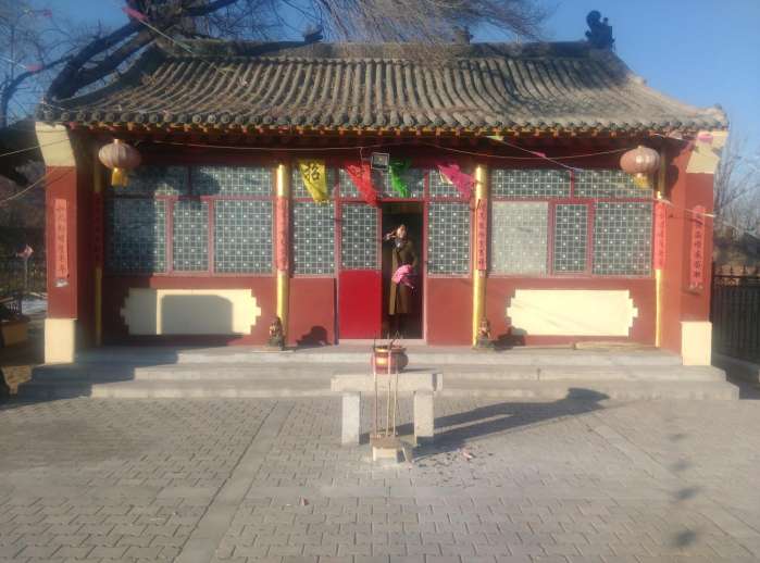 图片拍摄于2017年农历正月十五,龙王庙内前来祈福的女子!
