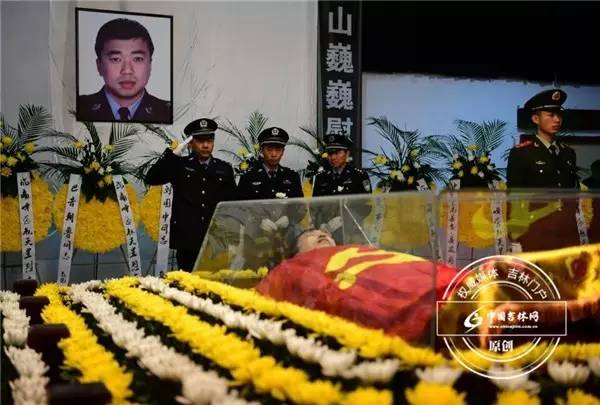 痛心!民警抓捕嫌犯时身中21刀壮烈牺牲 母亲悲伤过度离世