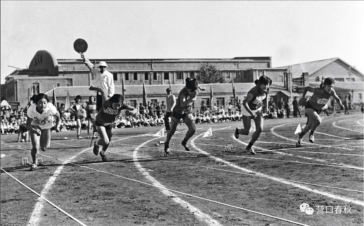 20世纪80年代初,营口市在体育场举行运动会,图为女子百米赛跑.