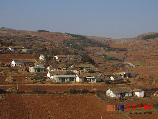 在斗古镇中关村,山头多奇石,站在村寨旁边的山头,能看到拨开两岸高山