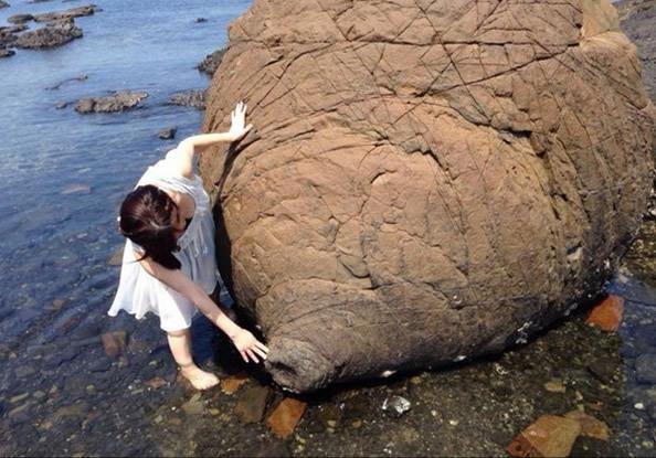 日本熊本县一景点：“乳房岩石”，外观神似