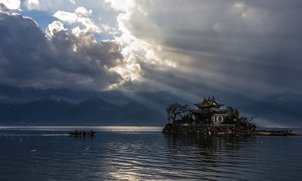 于康熙十七年在衡州登基,自命为大周皇帝,国号大周,建都衡阳,建元昭武