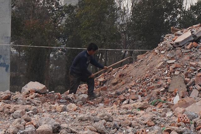 河南省郑州市上废墟中的“中老年淘金者” 的心酸