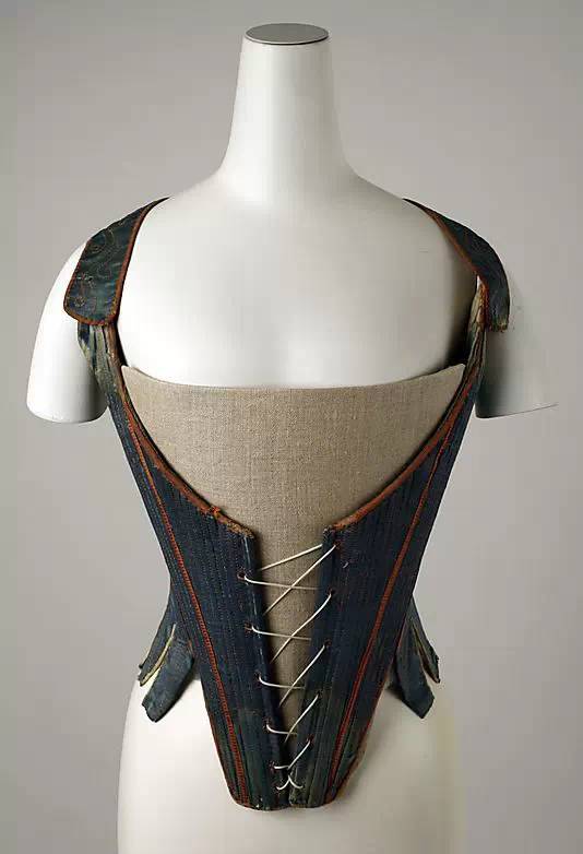 低胸的,欧洲第十六世纪到第十八世纪常用的,无论是穿在束胸衣外面或合
