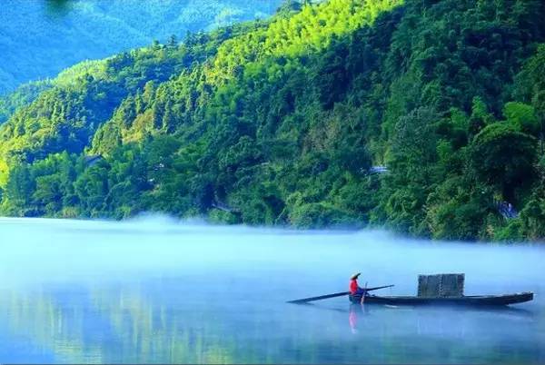 撑一支长篙,从湖面更深处漫溯,山水画里才有的意境,立即跃于眼前,难怪