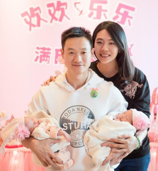 杨威双胞胎女儿满月 妻子出月子晒合影