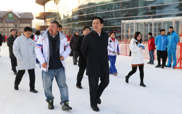 富龙滑雪场总经理张力涛先生及管理团队全程陪同,并向王省长详细介绍