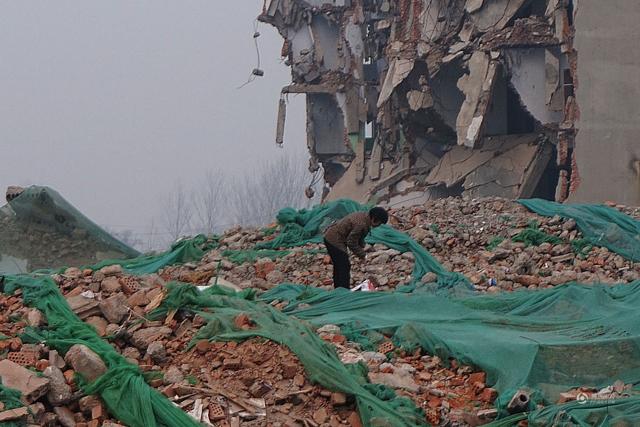 河南省郑州市上废墟中的“中老年淘金者” 的心酸