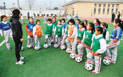 省青少年女子足球训练基地挂牌(图)