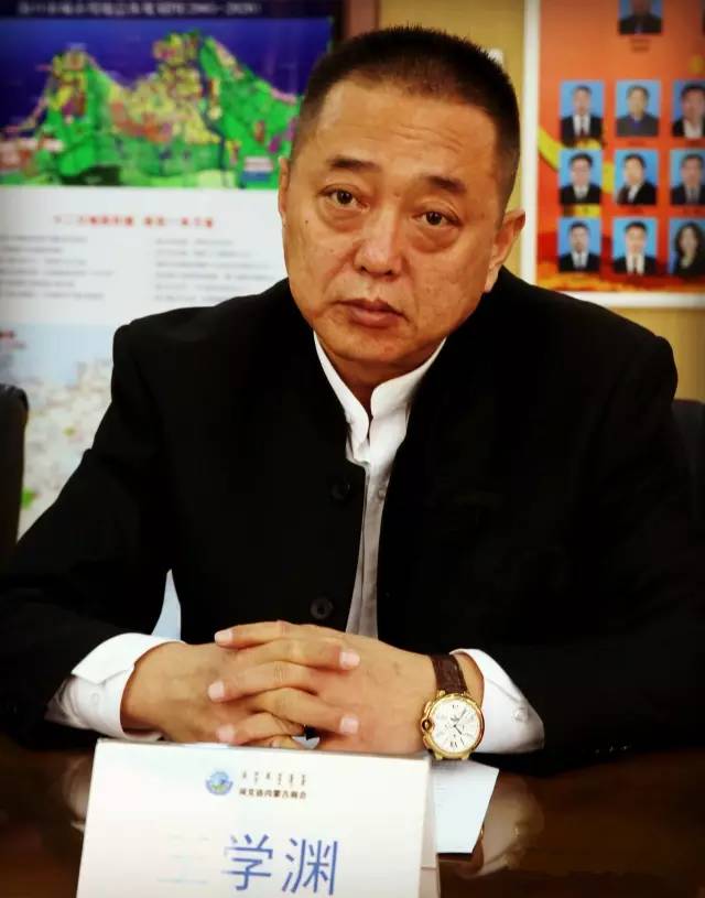 河北省内蒙古商会会长王学渊与英国内蒙古商会会长卢霖,代表双方签署