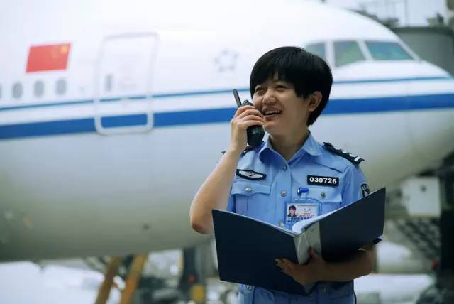 先锋王晶绽放在第一国门的边检警花