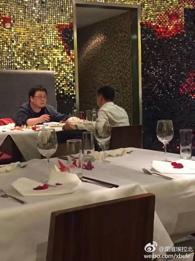 罗永浩情人节西餐厅私会神秘男子,马云、黄章