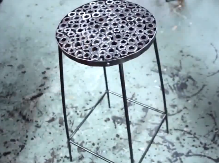 焊工拿螺母做了把凳子,这透气性也是无人能敌