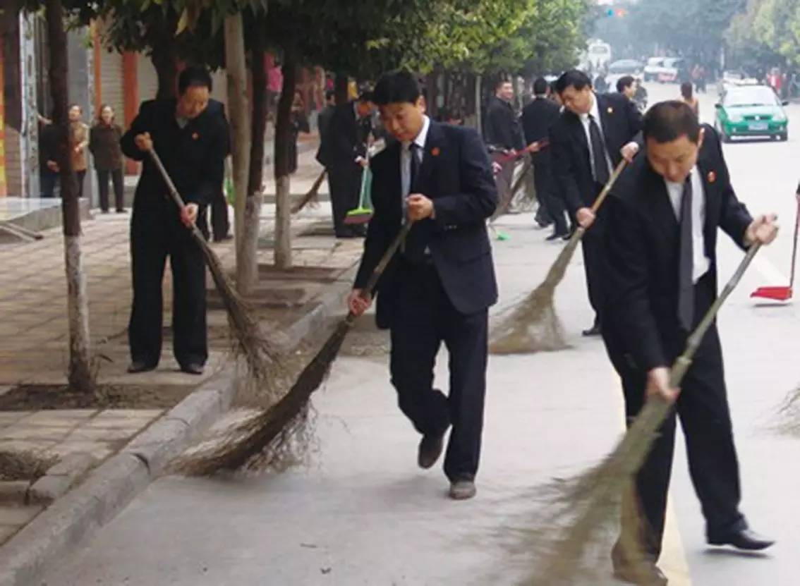 除了法官,还有谁在扫大街?