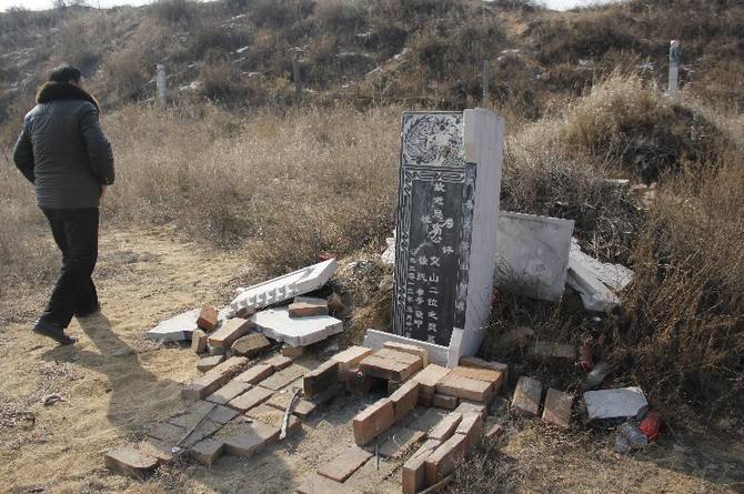 为争地界砸碎邻村40余墓碑,有的坟都被刨开了!榆林7名
