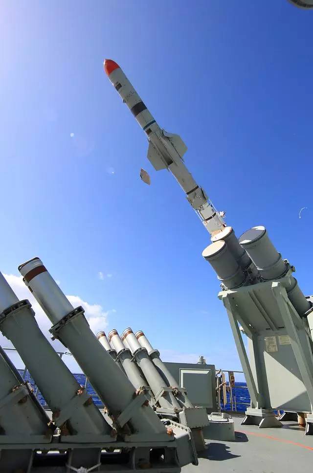 美国海空军现役最主要的反舰武器:鱼叉反舰导弹发射