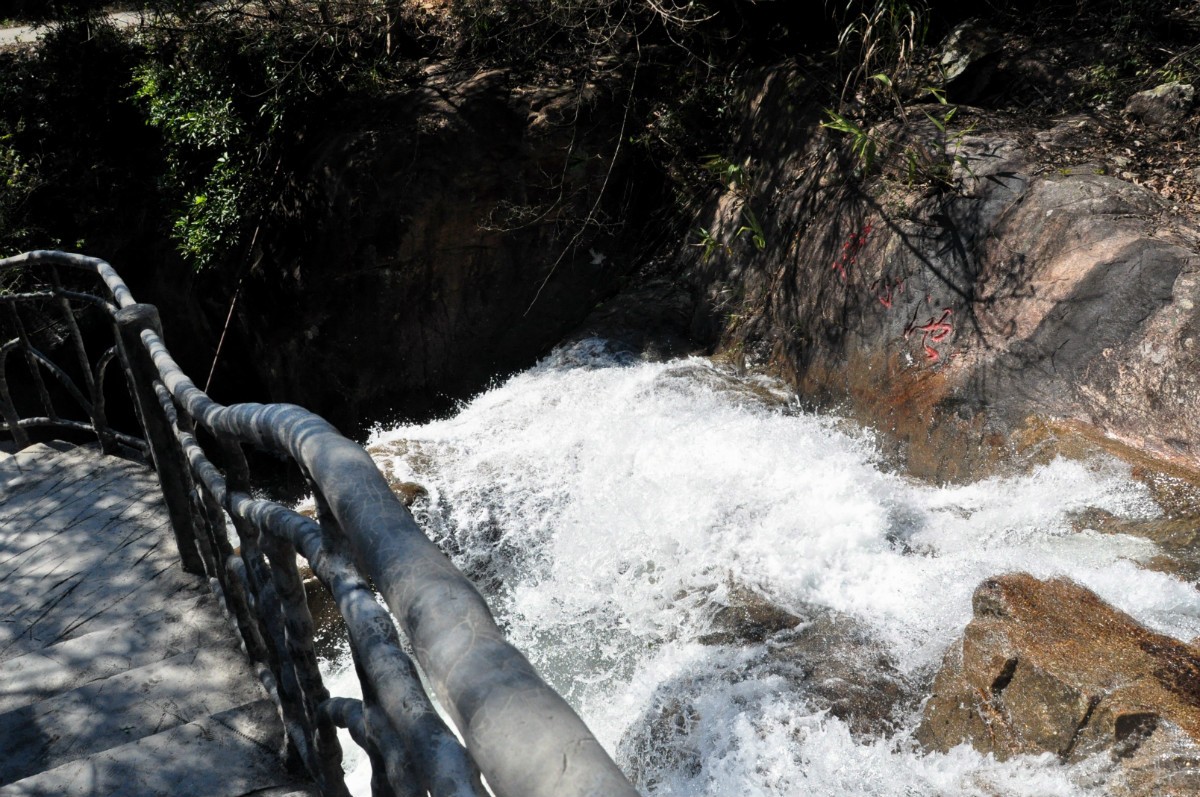 峡谷内有岭南至美的原始森林悬空栈道,大峡谷瀑布群,幽美的水帘洞等