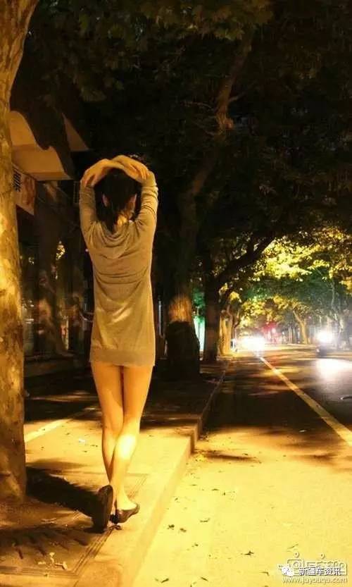 女裸脱内衣_美女内衣内裤半脱图片